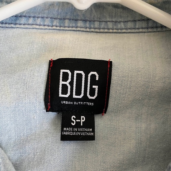 Cropped Utility Trucker Jacket lightweight denim - Picture 8 of 10